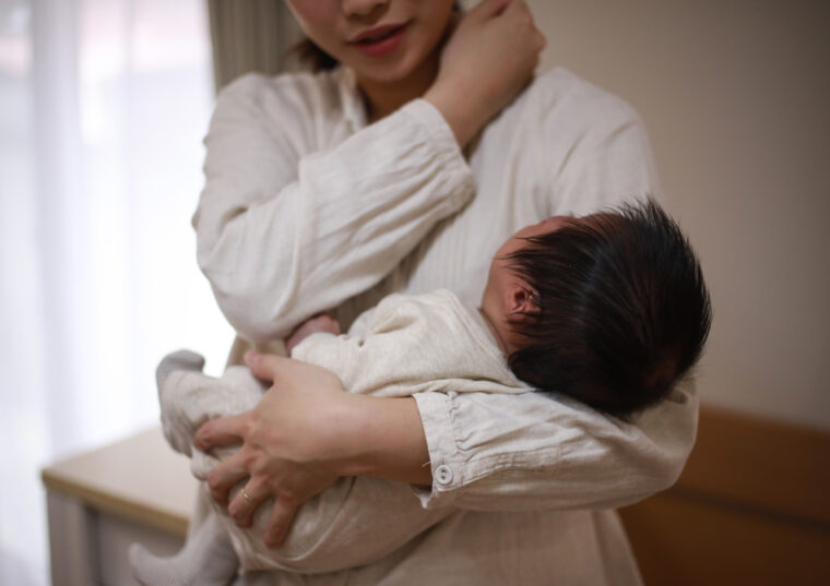 もう限界…育児中の肩こりがつらすぎるあなたへ|整骨院が教える本当の対処法