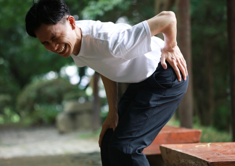 その動き、危険です！ぎっくり腰を悪化させないための正しい初期対応とは