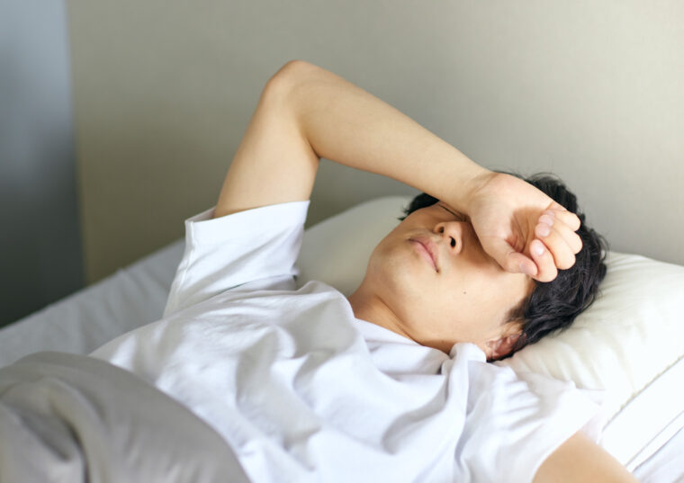 「朝から肩こりと吐き気で動けない…」ツボ押しで改善する？迷っている方への判断基準