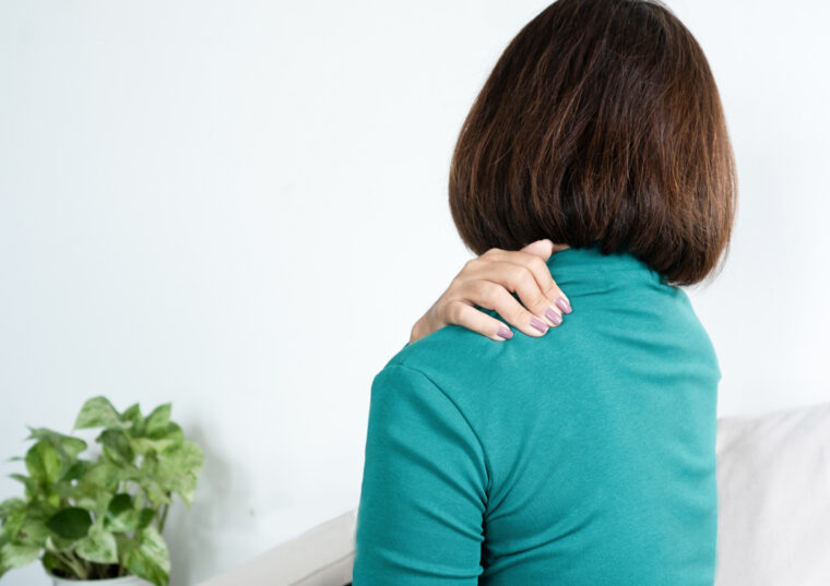 夜中に肩が痛くて目が覚める…これって五十肩？考えられる原因と対処法