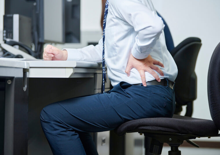 長時間座ると腰が痛くなるのはなぜ？デスクワーク腰痛の原因と改善策