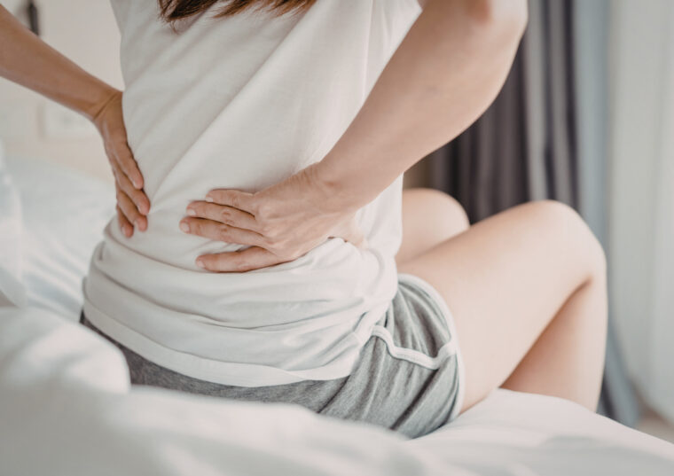 朝起きると腰が痛い…寝ても回復しない原因とは？繰り返さないための見直しポイント