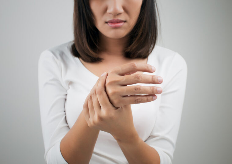 なで肩の女性やデスクワーカーに急増中？「肩から指先までのズキズキ・しびれ」を長引かせないための胸郭出口症候群セルフチェック