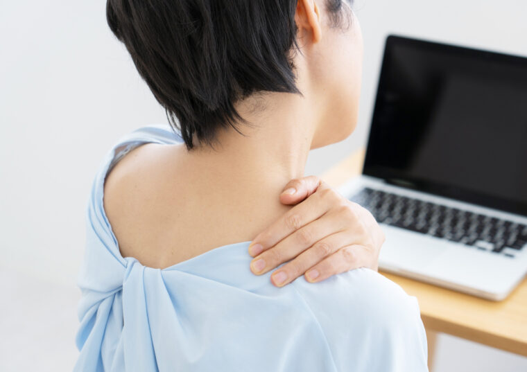 パソコンで首が痛くなるのはなぜ？考えられる原因と首への負担を減らすポイント