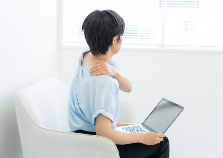 首が痛いのに首だけが原因じゃない？身体全体との意外な関係を解説