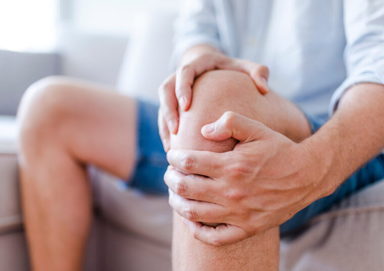 階段を下りると膝が痛い方へ｜原因と負担を減らす歩き方・セルフケア
